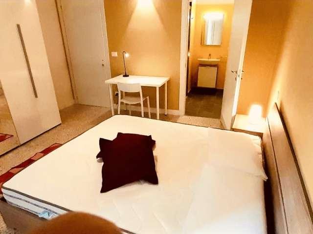 Camera in appartamento condiviso con una camera da letto in affitto a Marconi