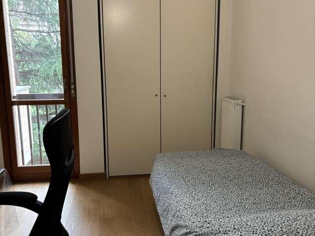 Camera in appartamento condiviso con una camera da letto in affitto a Torrino, Roma