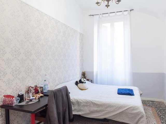 Camera in un appartamento con 4 camere da letto nel Rione Monti, Roma