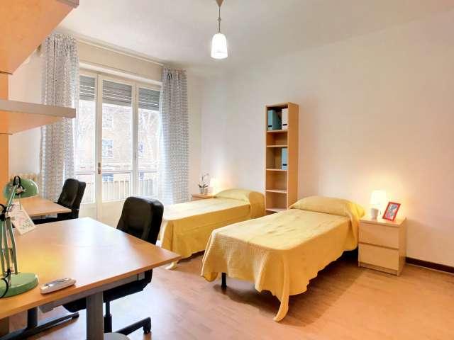 Camera in un appartamento condiviso con 3 camere da letto a Tibaldi, Milano