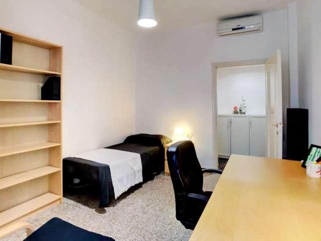Camera in un appartamento condiviso con 3 camere da letto a Tibaldi, Milano