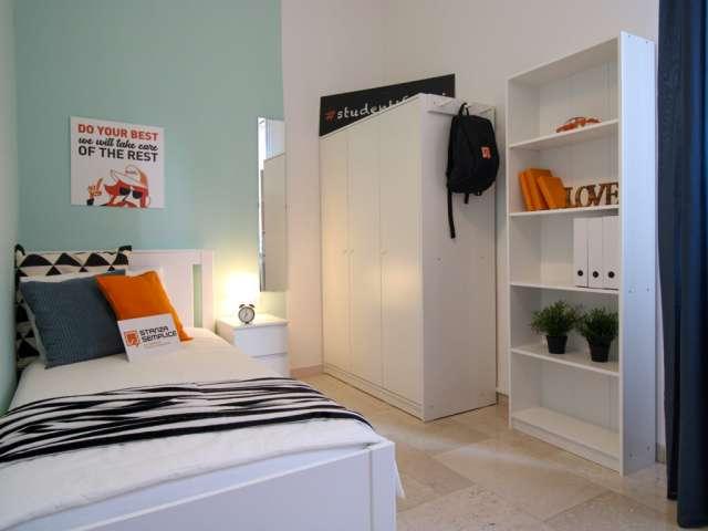 Camera in un appartamento condiviso con 10 camere da letto a Bologna