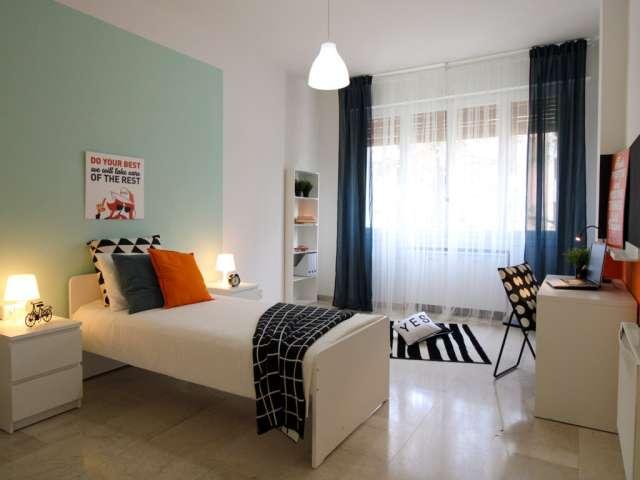 Camera in un appartamento condiviso con 10 camere da letto a Bologna