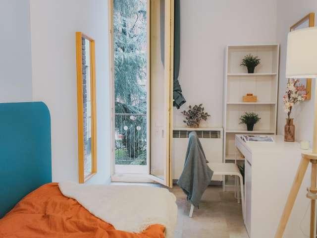 Camera in un appartamento condiviso con 10 camere da letto a Bologna