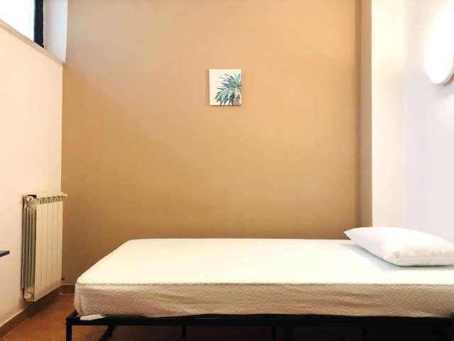 Camera in un appartamento condiviso con 33 camere da letto a Portuense, Roma