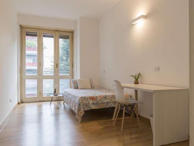 Camera in un appartamento condiviso con 4 camere da letto a Tortona, Milano
