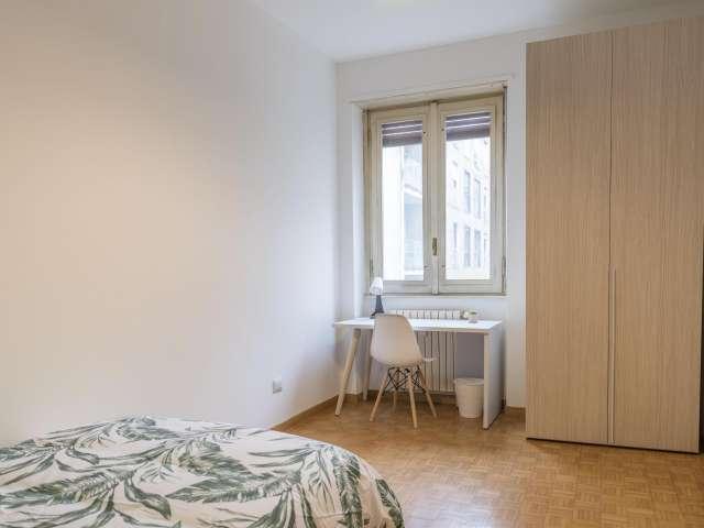 Camera in un appartamento condiviso con 4 camere da letto a Tortona, Milano