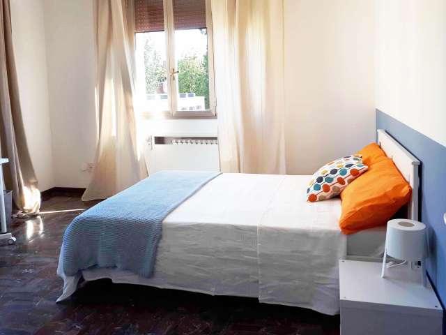 Camera in un appartamento condiviso con 4 camere da letto a Bolognina, Bologna