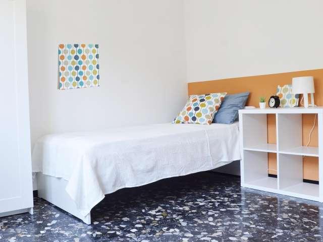 Camera in un appartamento condiviso con 4 camere da letto a Bolognina, Bologna