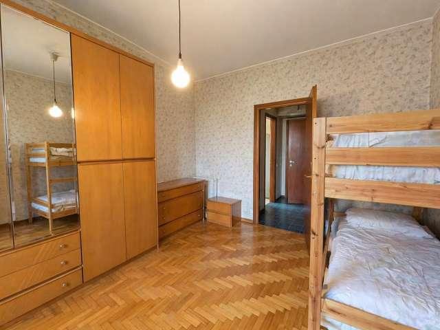 Camera in un appartamento condiviso con 4 camere da letto a Milano