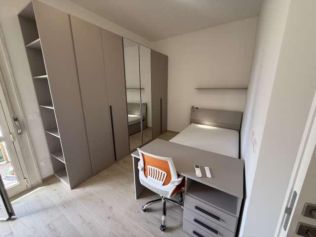 Camera in un appartamento condiviso con 4 camere da letto a San Donato