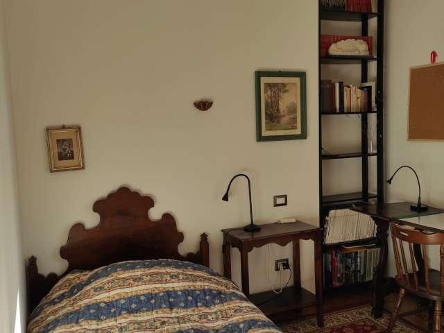 Camera in un appartamento condiviso con 5 camere da letto a Elce, Perugia