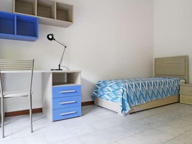 Camera in un appartamento condiviso con 6 camere da letto a Greco, Milano