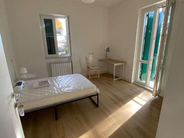 Camera in un appartamento condiviso con due camere da letto a Roma