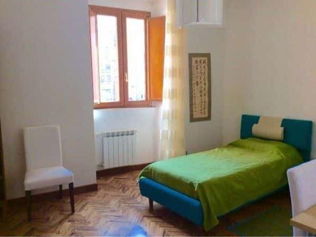 Camera in Via Napoli, Roma, di 84 m² con 2 camere da letto