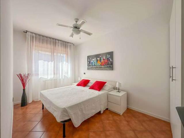 Camera in Via Alberto Lupo, Roma, di 90 m² con 3 camere da letto