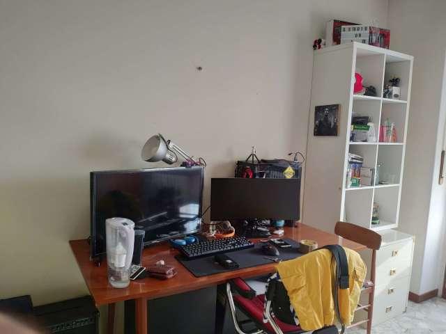 Camera in Via Giovanni Battista Piranesi, Milano di 120 m² con 3 camere da letto