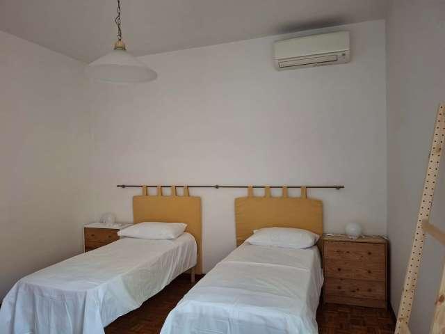 Camera in Via Pistoiese, Firenze, di 95 m² con 2 camere da letto