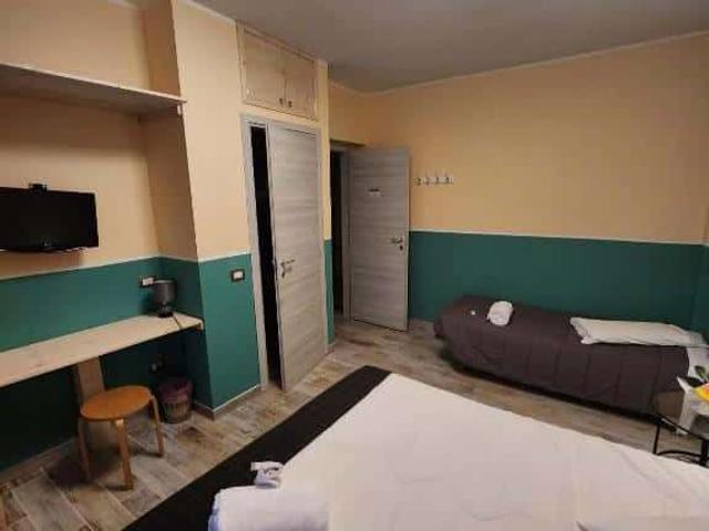 Camera in Via Venzone, Roma, di 95 m² con 3 camere da letto
