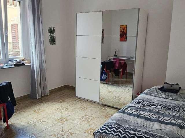 Camera in Via Villarbasse, Torino, di 60 m² con 2 camere da letto