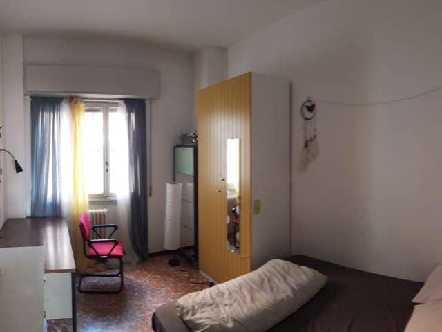 Camera luminosa in appartamento con 5 camere da letto a Stadera, Milano