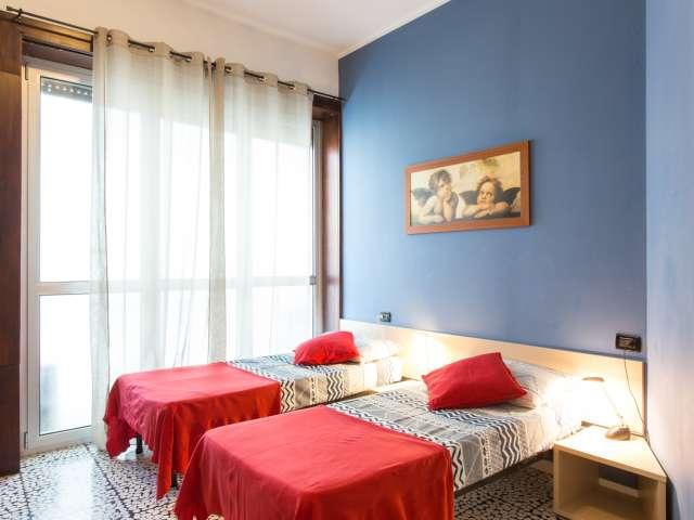 Camera luminosa in appartamento con 1 camera da letto a Vigentina, Milano