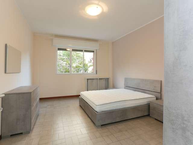 Camera moderna in appartamento con 2 camere da letto a Gallaratese, Milano
