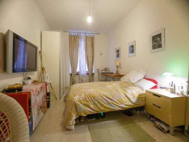 Camera moderna in appartamento con 3 camere da letto a Lorenteggio, Milano