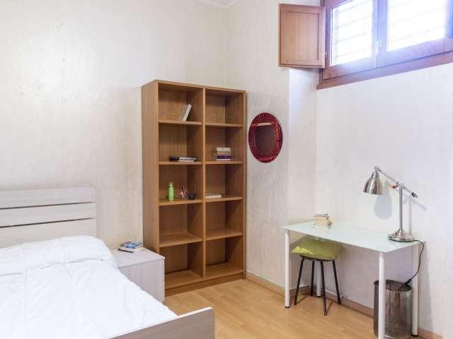 Camera moderna in appartamento con 5 camere da letto a Prati, Roma