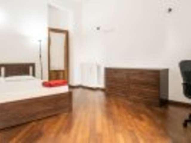 Camera matrimoniale in affitto in appartamento con 5 camere da letto
