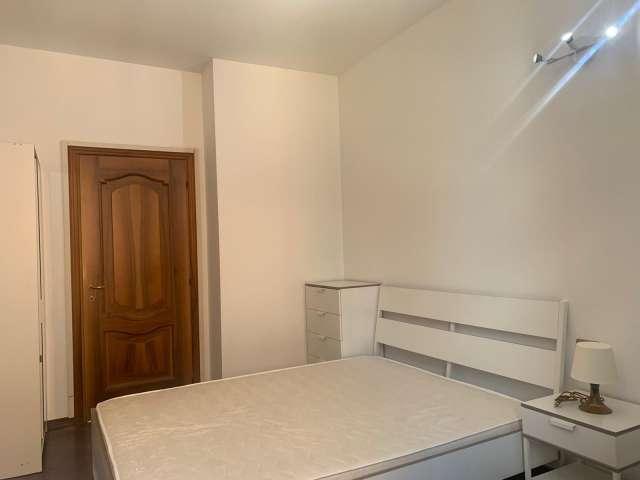 Camera matrimoniale in affitto in appartamento con 5 camere da letto