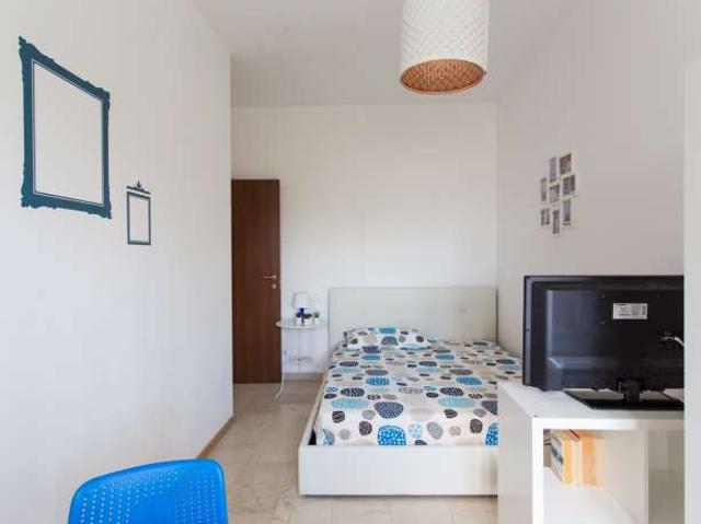 Camera matrimoniale in affitto in appartamento con 6 camere da letto a Milano