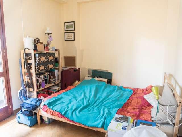 Camera matrimoniale in appartamento con 5 camere da letto a Trieste, Roma