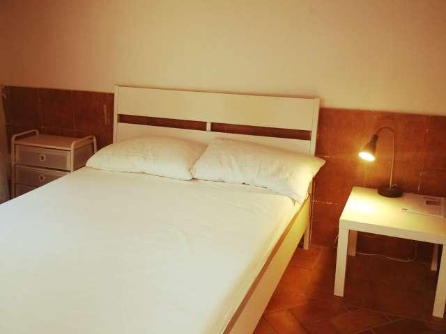 Camera matrimoniale in appartamento con 5 camere da letto a Trieste, Roma