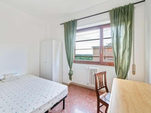 Camera soleggiata in appartamento con 3 camere da letto nel Quartiere XXIV, a Roma