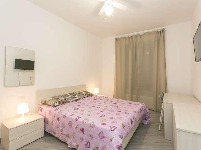 Camera soleggiata in appartamento con 3 camere da letto a Quarto Oggiaro, Milano
