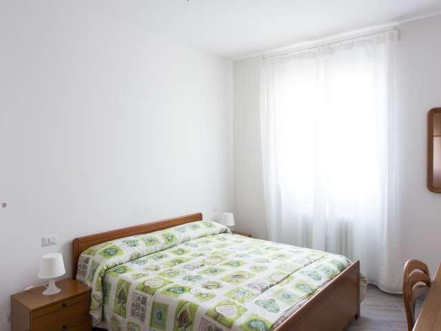 Camera soleggiata in appartamento con 3 camere da letto a Quarto Oggiaro, Milano