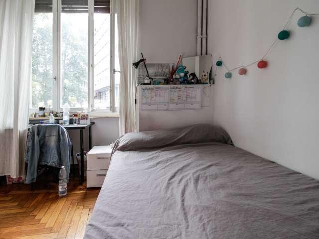 Camera soleggiata in appartamento con 6 camere da letto a Vanchiglia, Torino