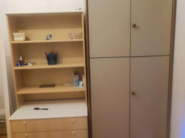 Camera in affitto in appartamento con 2 camere da letto a Trieste