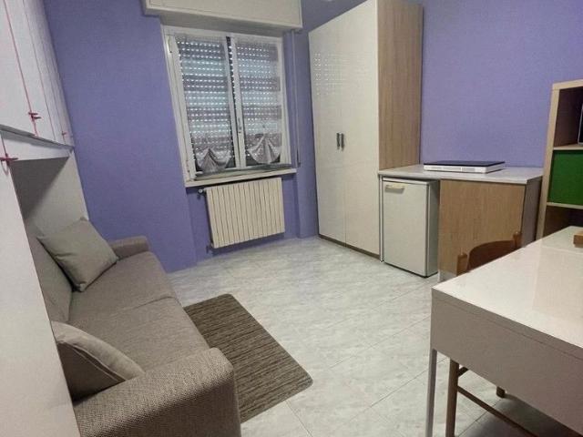 Camera singola con bagno privato e angolo cottura