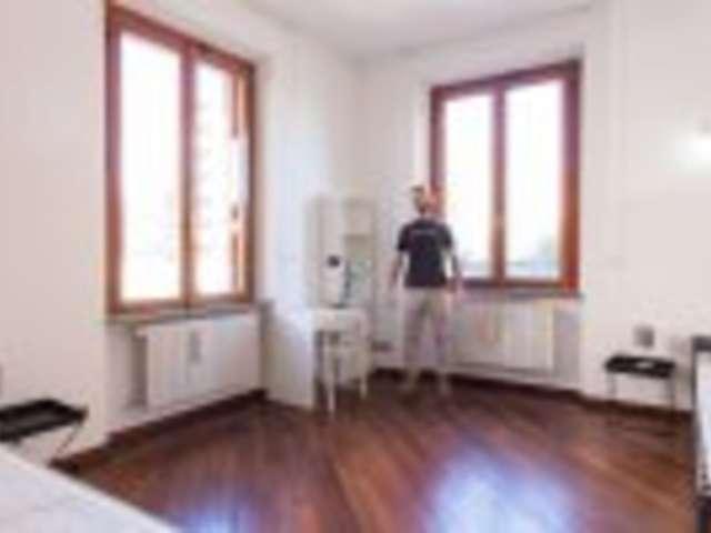 Camera singola in affitto in appartamento con 5 camere da letto