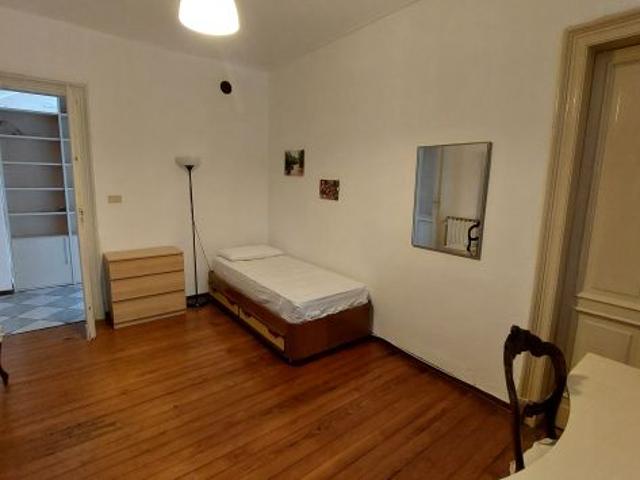 Camera singola in ampio quadrilocale arredato zona Crocetta/San Secondo