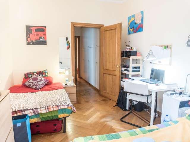 Camera singola in appartamento con 5 camere da letto a Trieste, Roma