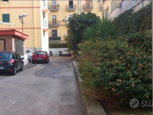 Camera stanza fuorigrotta con posto auto