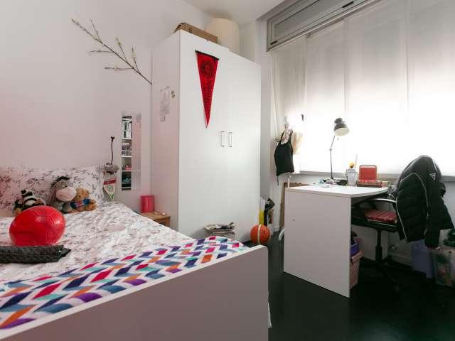 Camera Peppy in affitto in appartamento con 4 camere da letto a Navigli, Milano