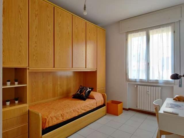 Camere e posti letto in affitto in appartamento con 3 camere da letto a Milano
