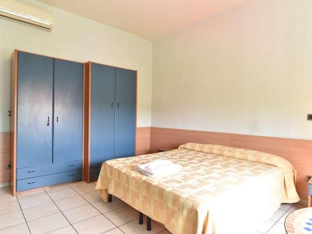 Camere in affitto in appartamento con 11 camere da letto Torre Vecchia, Roma