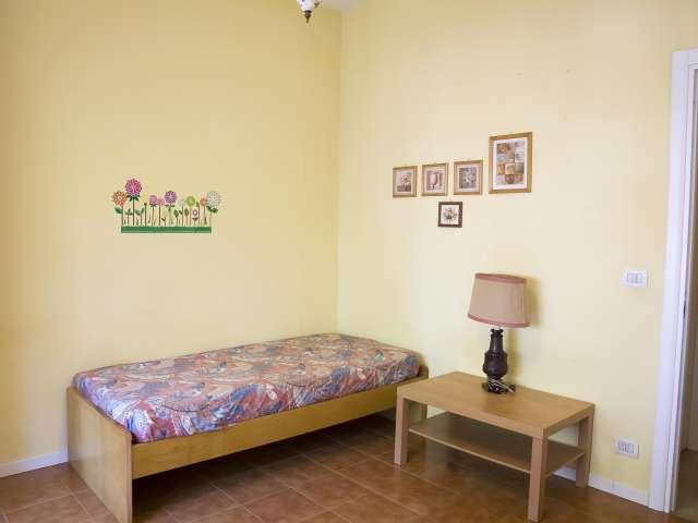 Camere in affitto in appartamento con 3 camere da letto, Torre Spaccata, Roma