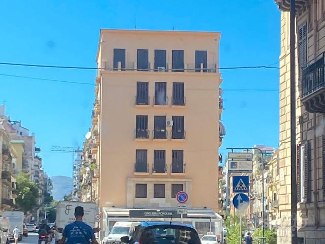 Camere in attico zona Politeama