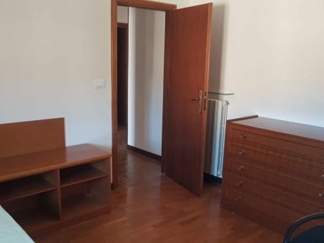 Camere singole e posti letto per ragazzi/ ragazze